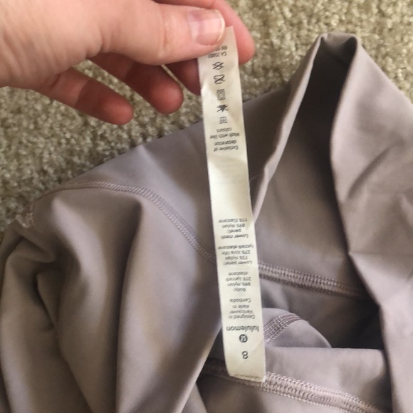 Size 8 LULULEMON w/ scalloped bottoms. - Picture 4 of 5